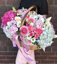Композиция солнечный день в Салым Цветочная композиция из Розы, Хризантемы, Пионы и Лизиантусы в корзине в Салым