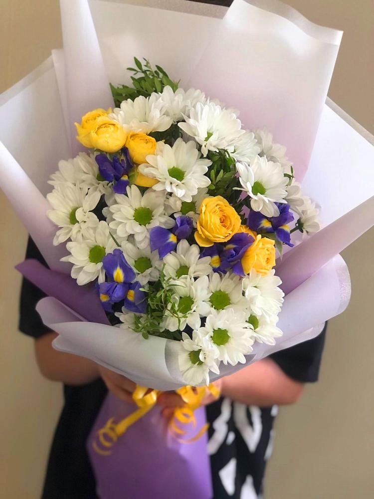 Букет цветов из: Ирисы, Хризантемы и Розы в Салым