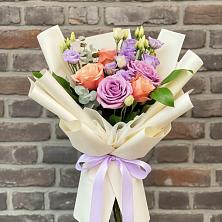 Букет цветов из:  Лизиантусы и Розы в Салым