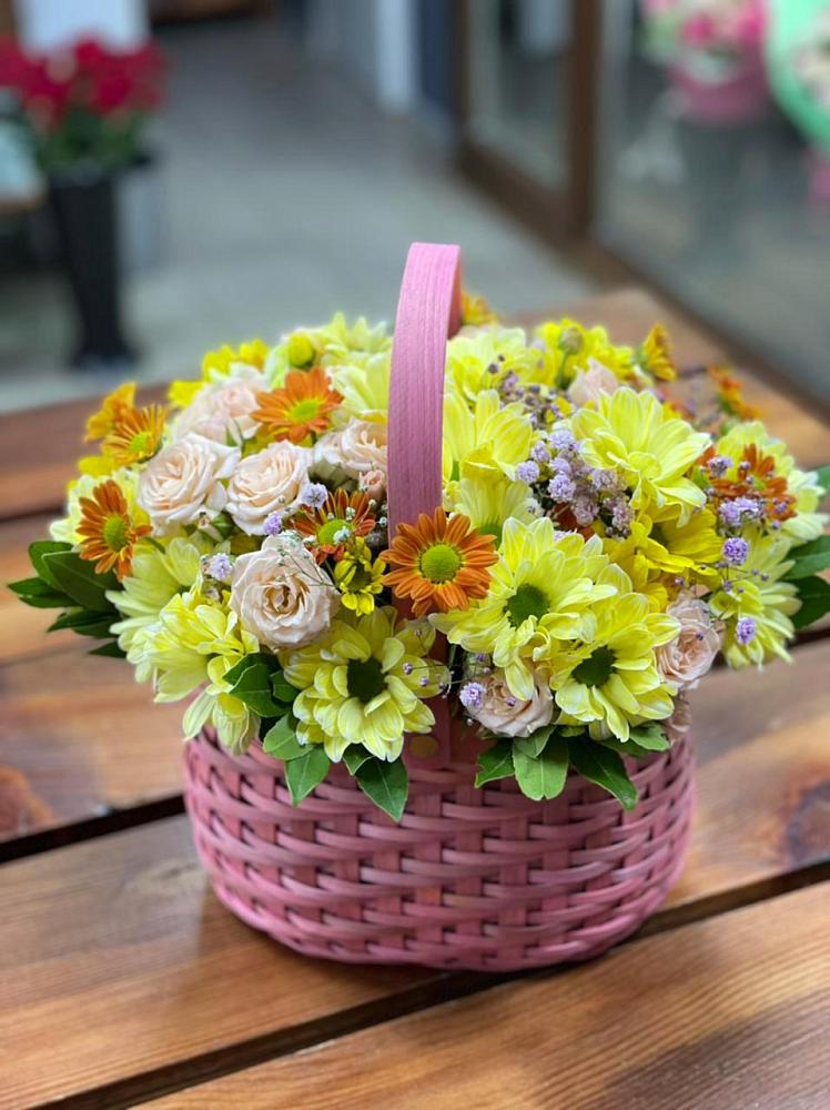 Цветочная композиция из Хризантемы и Розы в корзине в Салым