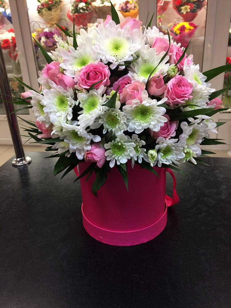 Цветочная композиция из Розы и Хризантемы в шляпной коробке в Салым