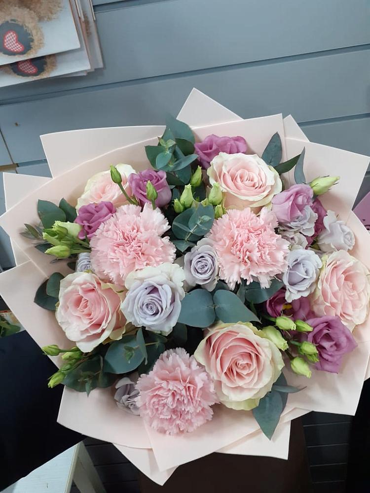 Букет цветов из: Розы, Гвоздики и Лизиантусы в Салым