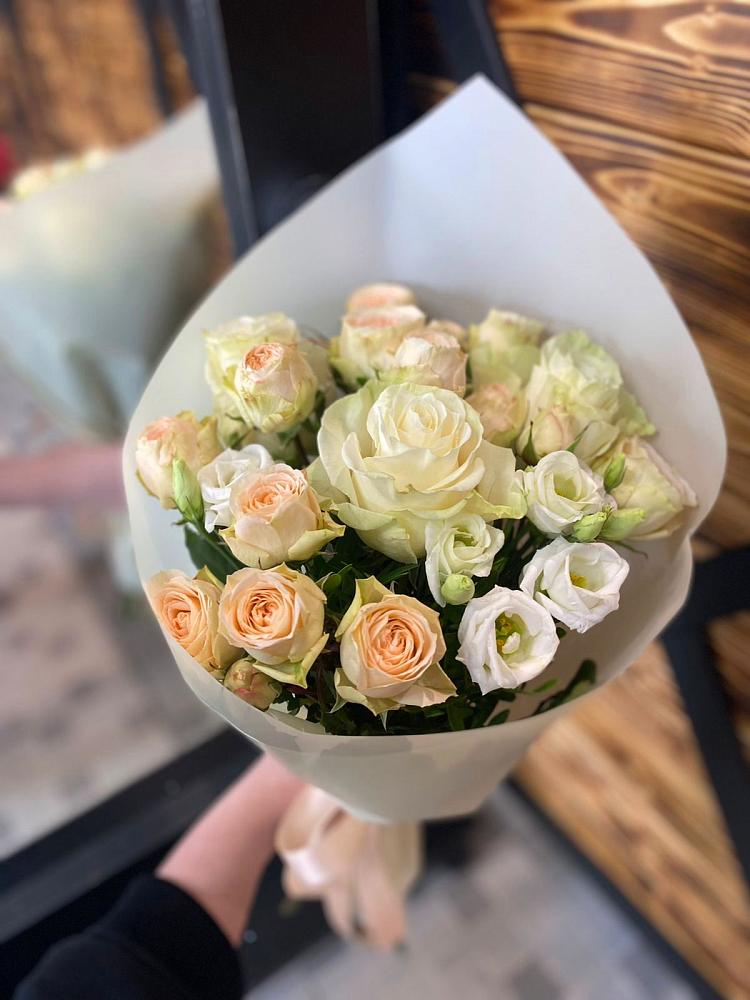 Букет цветов из: Розы и Лизиантусы в Салым